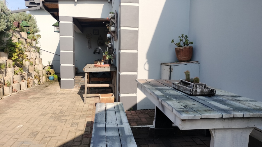 5 Bedroom Property for Sale in Fraaiuitsig Western Cape